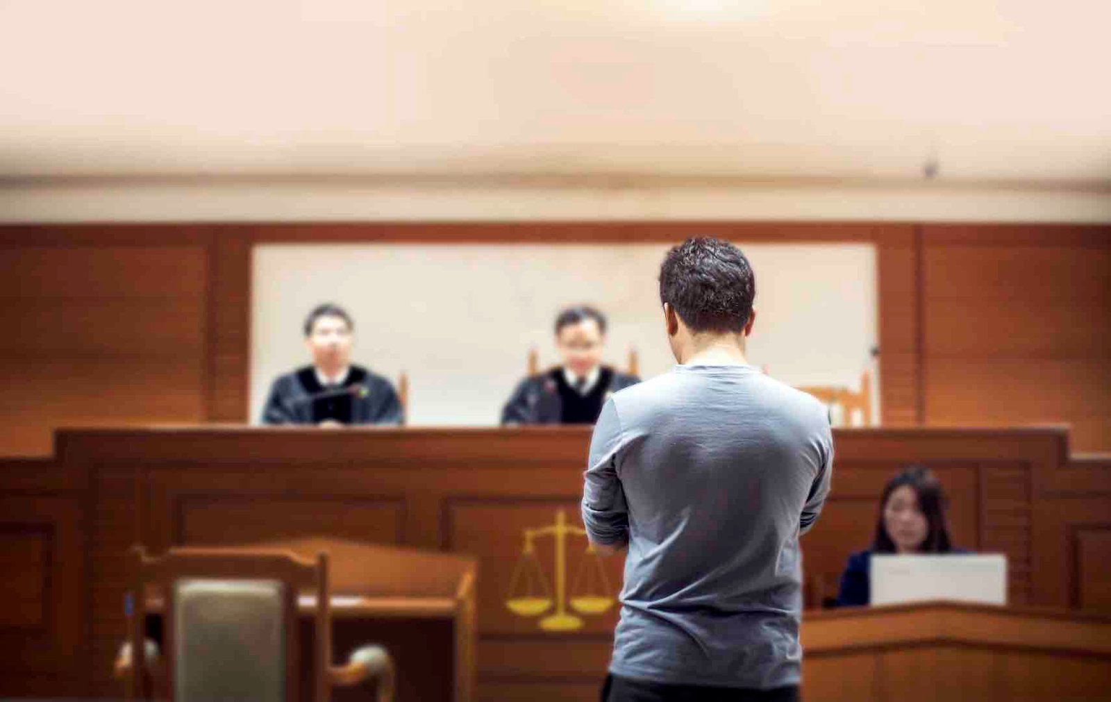 Testigo declarando ante el juez en un juzgado