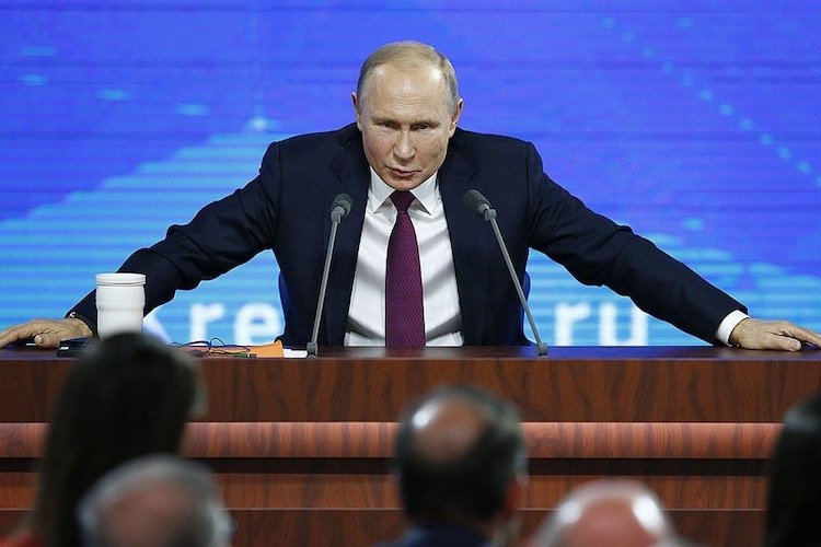 Expego de Putin con los brazos